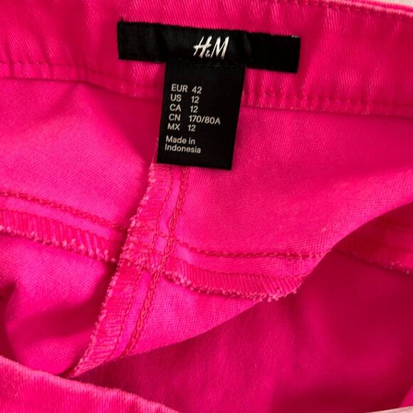H&M women’s size 12 Hot Pink Skinny legs stretchy jean. Side zipper, no pockets - Picture 2 of 7